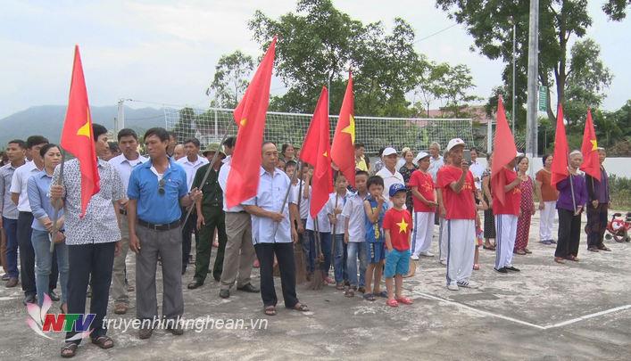 Người dân xã Kim Liên tham gia hưởng ứng Lễ mít tinh hưởng ứng ngày Môi trường thế giới. 
