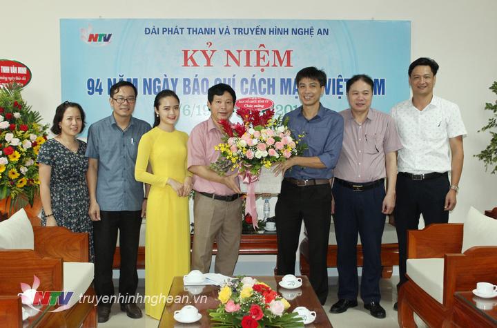 Ban Tổ chức Tỉnh ủy tặng hoa chúc mừng Đài PT-TH Nghệ An.