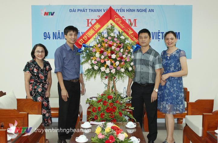 Công ty CP Trung Long tặng hoa chúc mừng.