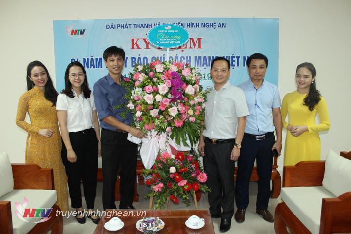 Đại diện Viettel Nghệ An tặng hoa chúc mừng.