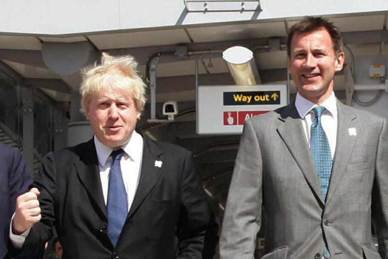 Cựu Ngoại trưởng Boris Johnson (trái) và đương kim Ngoại trưởng Jeremy Hunt. 