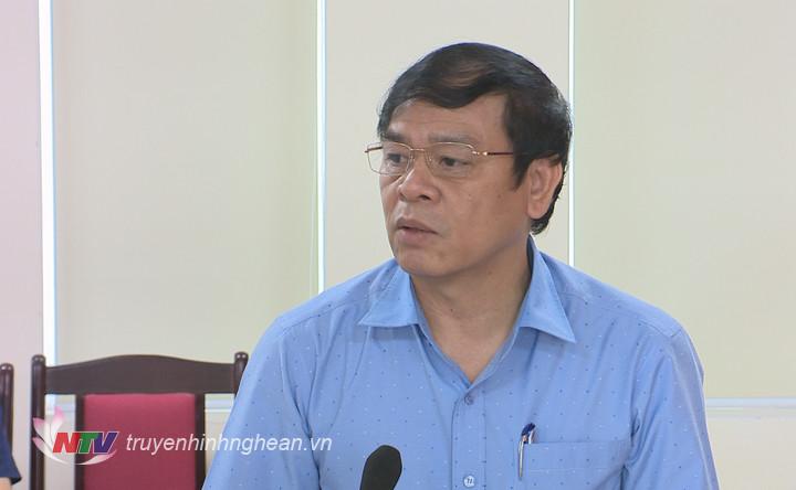 Đồng chí Hoàng Văn Tám - Giám đốc Sở Công Thương báo cáo tình hình phát triển của ngành tại cuộc làm việc