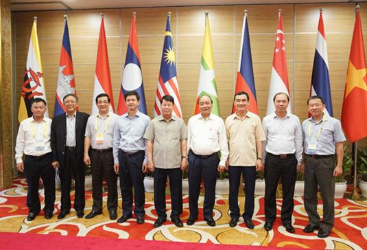 Thủ tướng đi kiểm tra công tác chuẩn bị cho phiên khai mạc Hội nghị cấp cao ASEAN tại Trung tâm Hội nghị quốc tế chiều 25/6. 