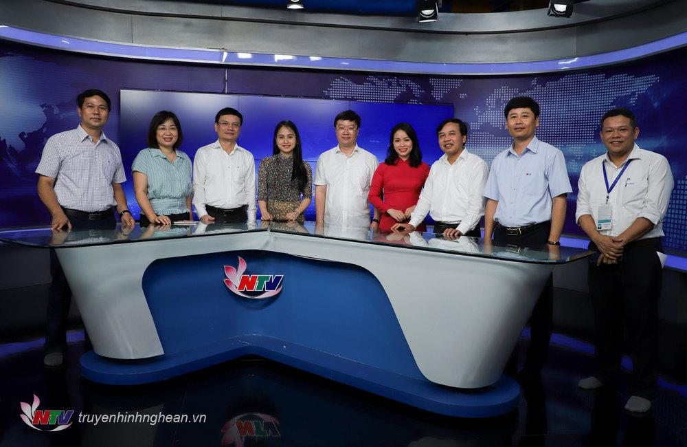 Chủ tịch UBND tỉnh Nguyễn Đức Trung chụp ảnh lưu niệm tại Studio Minh Hồng (trường quay chương trình thời sự) của Đài.