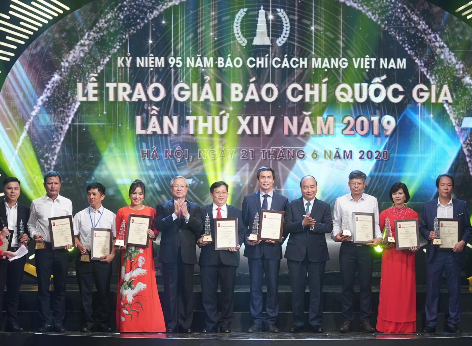 Thủ tướng Nguyễn Xuân Phúc và Thường trực Ban Bí thư Trần Quốc Vượng trao giải A cho các tác giả.