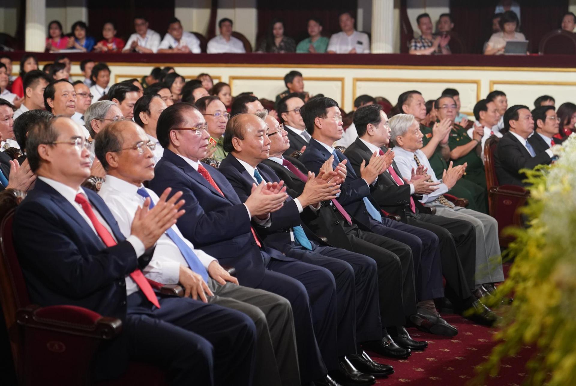 Các đồng chí lãnh đạo Đảng, Nhà nước dự buổi lễ