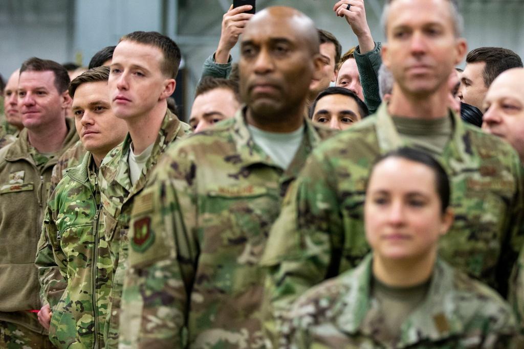 Quân nhân Mỹ tại căn cứ quân sự Ramstein đón Tổng thống Trump ghé thăm vào năm 2018. 