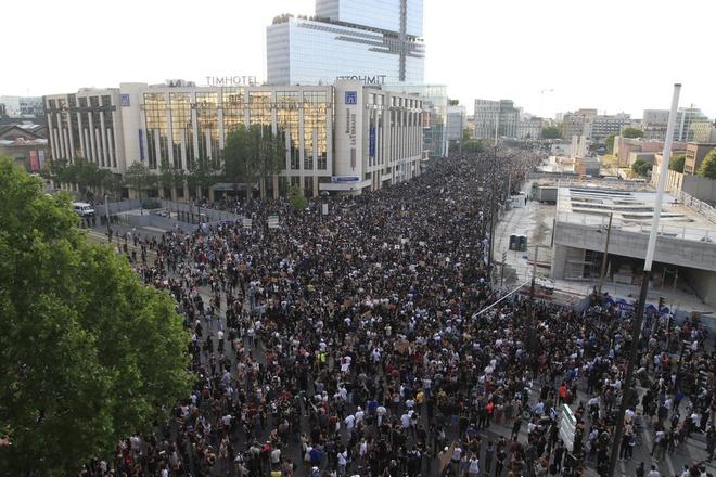Hàng chục nghìn người xuống đường biểu tình để phản đối nạn phân biệt chủng tộc tại Paris (Pháp) hôm 2/6. Ảnh: AP.