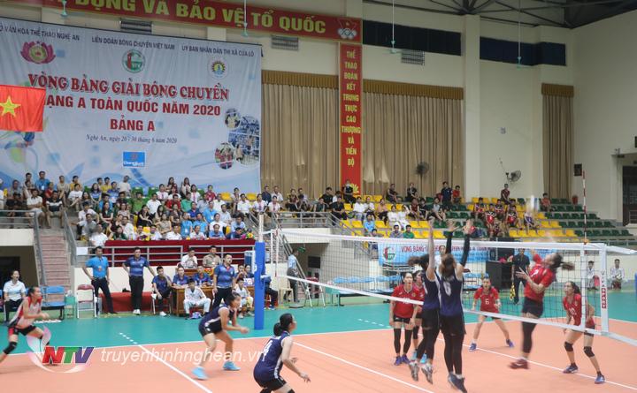 Trận đấu mở màn nội dung nữ giữa 2 đội: Nghệ An - Thái Nguyên.
