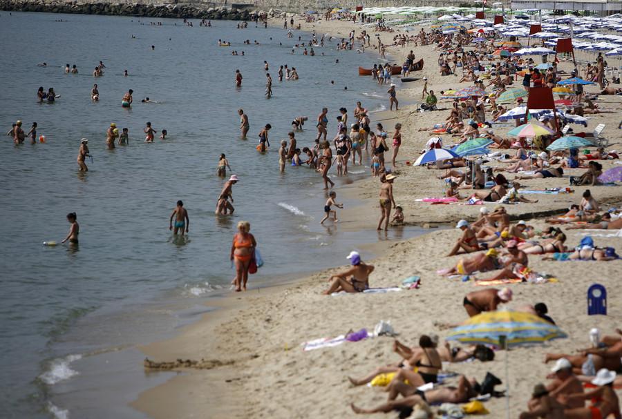 Bãi biển chật kín khách du lịch tại Bulgaria trước mùa COVID-19. Ảnh: Reuters