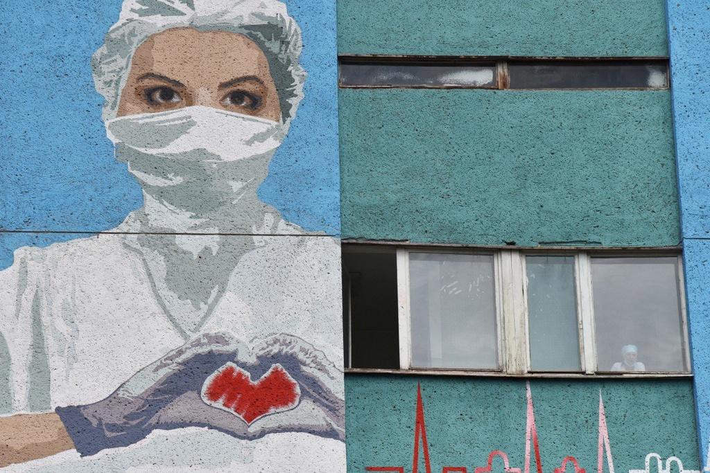 Một bức tranh tường khắc họa hình ảnh nhân viên y tế trên bức tường của Bệnh viện Cấp cứu Thành phố ở Lviv, Ukraine. Ảnh: Reuters.