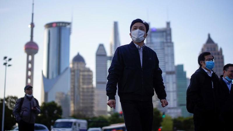 Người dân đeo khẩu trang khi ra đường ở thành phố Thượng Hải, Trung Quốc. Ảnh: Reuters