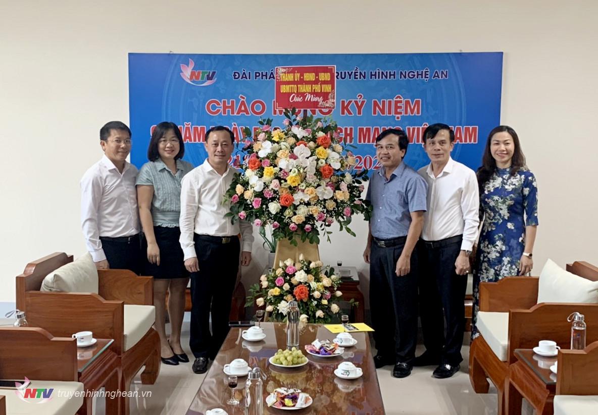 Huyện ủy - HĐND - UBND - UBMTTQ TP Vinh tặng hoa chúc mừng Đài PTTH Nghệ An.