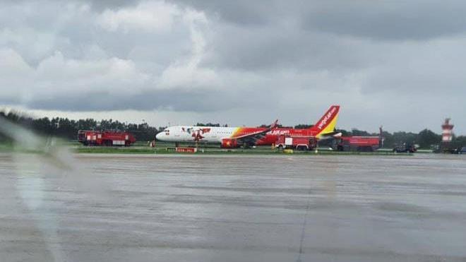 Máy bay Vietjet Air bị trượt khỏi đường băng sân bay Tân Sơn Nhất.