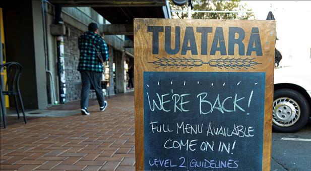 Biển thông báo mở cửa trở lại của một quán bar sau thời gian đóng cửa do dịch COVID-19 ở Wellington, New Zealand ngày 21/5.