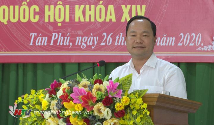 Chủ tịch UBND huyện Tân Kỳ - ông Hoàng Quốc Việt giải trình tại buổi tiếp xúc.