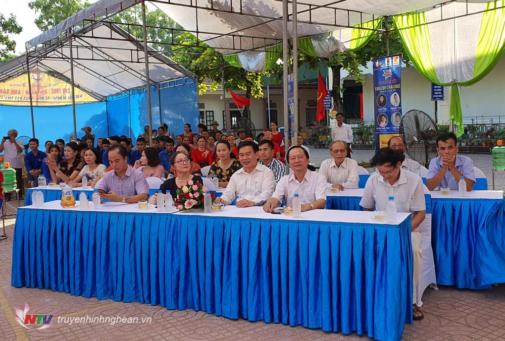 Các đại biểu tại điểm cầu Trường Tiểu học Quỳnh Hồng, huyện Quỳnh Lưu.