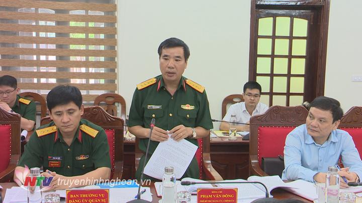 Đại diện lãnh đạo BCH Quân sự tỉnh tiếp thu ý kiến chỉ đạo.