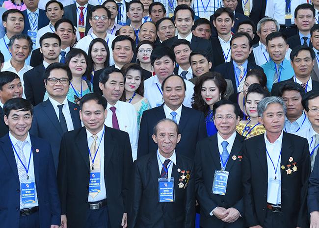 Thủ tướng Nguyễn Xuân Phúc chụp ảnh lưu niệm cùng đoàn nhà báo tham dự Chương trình Nhà báo đồng hành cùng doanh nghiệp.