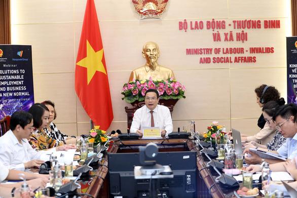Thứ trưởng Bộ Lao động - thương binh và xã hội Lê Văn Thanh (giữa) tại điểm cầu Hà Nội, cho biết do COVID-19, năm tháng đầu năm 2020 đã có trên 5 triệu lao động mất việc, giảm giờ làm 