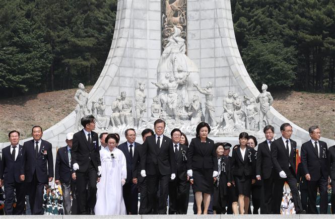 Tổng thống Hàn Quốc Moon Jae-in (giữa) dự Lễ tưởng niệm 65 năm các binh sĩ thiệt mạng trong Chiến tranh Triều Tiên (1950-1953) tại nghĩa trang quốc gia Daejeon, cách thủ đô Seoul khoảng 160km về phía nam, ngày 6/6/2020. 