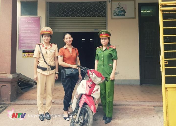 Đại diện Đội Cảnh sát giao thông, trật tự Công an TP Vinh tiến hành trao trả tài sản cho chị Trần Thị Thanh Tú