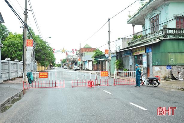 4 ca bệnh tại phường Tân Giang là F1 của ca bệnh N.T.V đã công bố vào chiều ngày 13/6 (Ảnh: Lực lượng chức năng phong tỏa khu vực sinh sống của ca bệnh N.T.V).