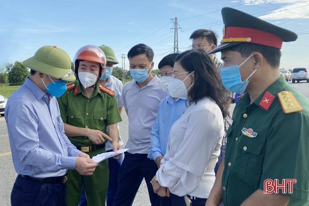 Phó Chủ tịch UBND tỉnh Lê Ngọc Châu có mặt tại thôn Đông Hà 2, xã Thạch Long để chỉ đạo công tác phòng, chống dịch ngay sau khi công bố ca bệnh thứ 92 vào sáng sớm nay (28/6).