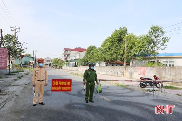 Lực lượng chức năng phong tỏa 3 thôn tại xã Thạch Trung.
