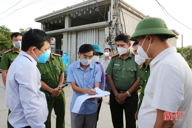 Ngay sau khi bệnh nhân N.T.B.V làm test nhanh có kết quả nghi ngờ với virus SARS-CoV-2, Phó Chủ tịch UBND tỉnh Lê Ngọc Châu đã có mặt để chỉ đạo triển khai các biện pháp phòng dịch.
