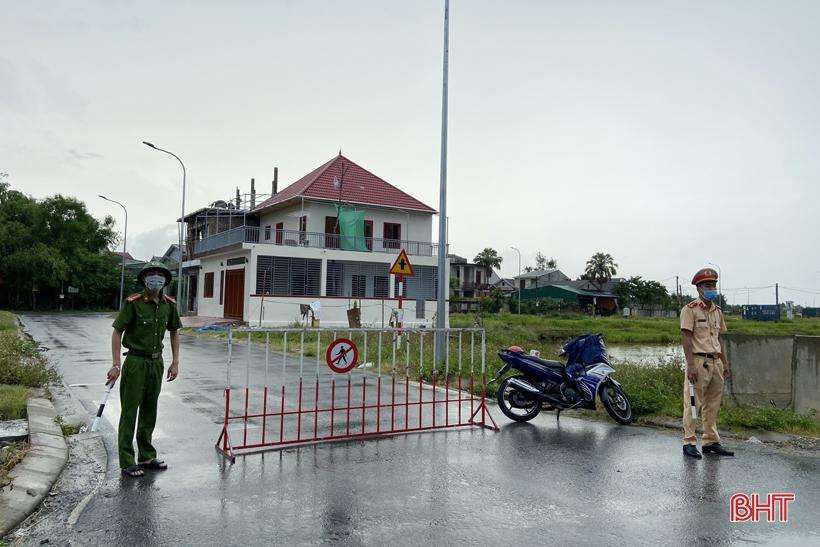 Lực lượng chức năng tiến hành phong tỏa 15 điểm trên 4 trục đường chính của xã Thạch Trung và phường Nguyễn Du.
