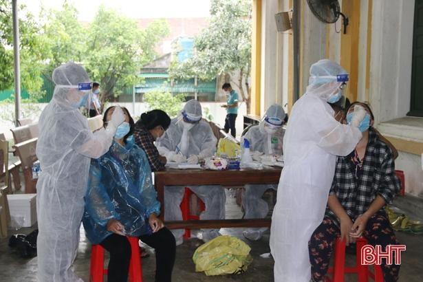 Cán bộ y tế tiến hành lấy mẫu cho các hộ dân tại khu vực phong tỏa ở TDP Xuân Hải, thị trấn Lộc Hà.