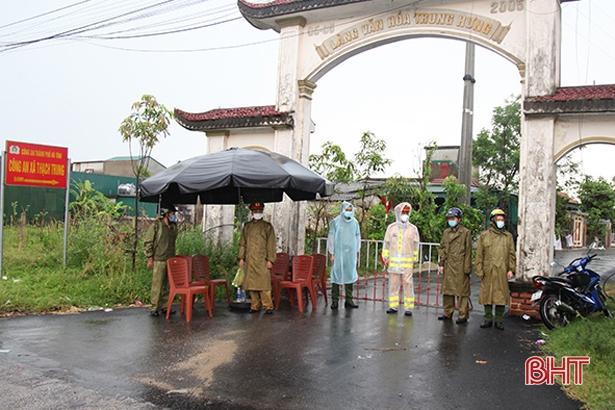 Các lực lượng chức năng đang kiểm soát tại lối vào đường Nguyễn Huy Lung.