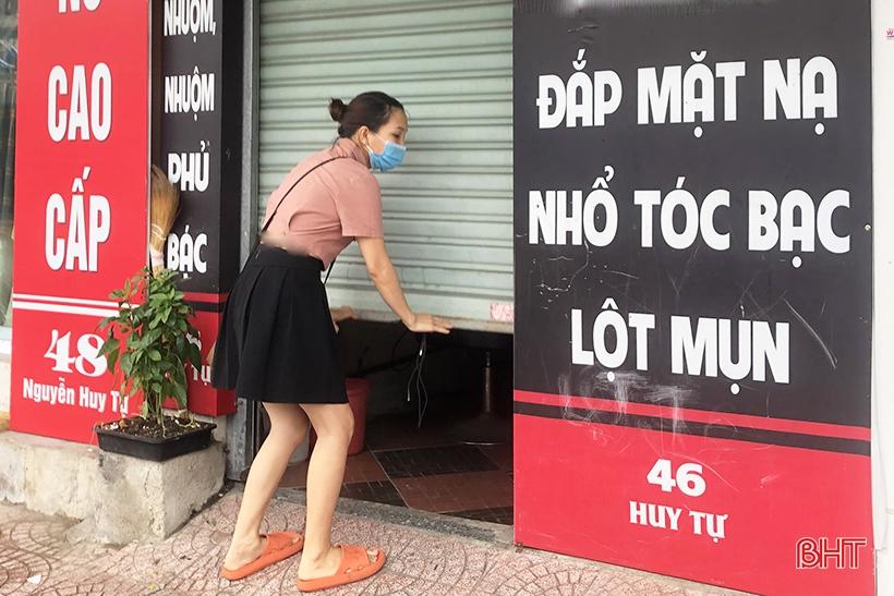 Trước đó, từ 10h sáng ngày 5/6, thực hiện chỉ đạo của UBND tỉnh Hà Tĩnh, các cửa hàng kinh doanh dịch vụ không thiết yếu đã đóng cửa.