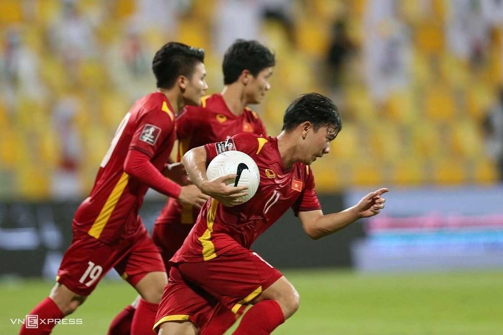 Minh Vương ôm bóng, lao về điểm giao ở giữa sân sau khi rút ngắn tỷ số xuống 2-3 trong trận UAE.