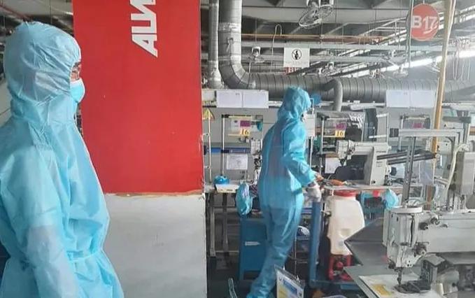 Công ty thực hiện khử khuẩn toàn bộ nhà máy hàng ngày.