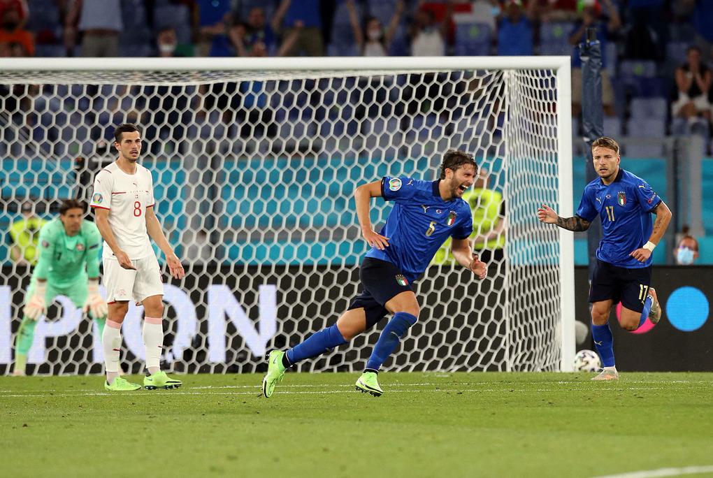 Locatelli mừng bàn nâng tỷ số lên 2-0 ở phút 52. Anh là cầu thủ Italy thứ ba lập cú đúp trong một trận Euro, sau Mario Balotelli và Pierluigi Casiraghi trong các trận thắng Đức 2-1 năm 2012 và thắng Nga 2-1 năm 1996. Ảnh: Corriere dello Sport