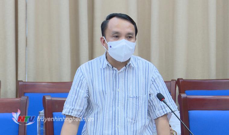 Giám đốc Sở Y tế Dương Đình Chỉnh báo cáo tại cuộc họp.