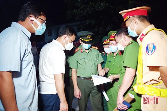 Lãnh đạo huyện Thạch Hà và lực lượng công an, quân sự triển khai kế hoạch lập chốt kiểm soát ở Tân Lâm Hương ngay trong đêm 8/6.