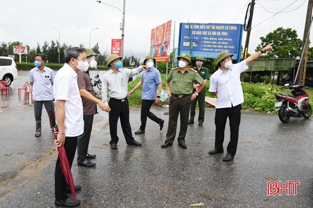 Phó Chủ tịch UBND tỉnh Lê Ngọc Châu kiểm tra khu vực đường vào TDP Xuân Hải trong những giờ đầu bị phong tỏa.