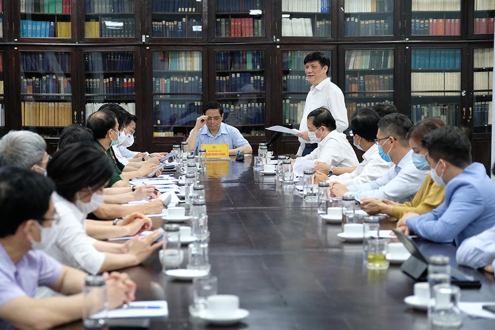 Bộ trưởng Bộ Y tế Nguyễn Thanh Long phát biểu tại cuộc họp     