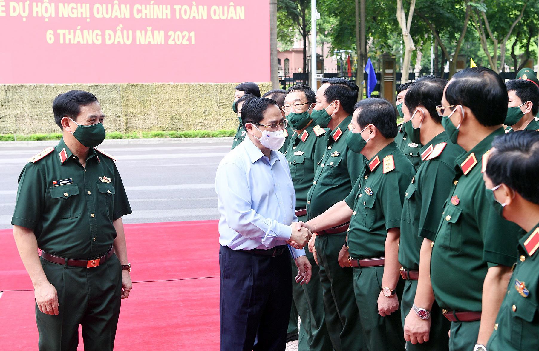 Lãnh đạo Bộ Quốc phòng đón Thủ tướng Chính phủ Phạm Minh Chính tới dự hội nghị.