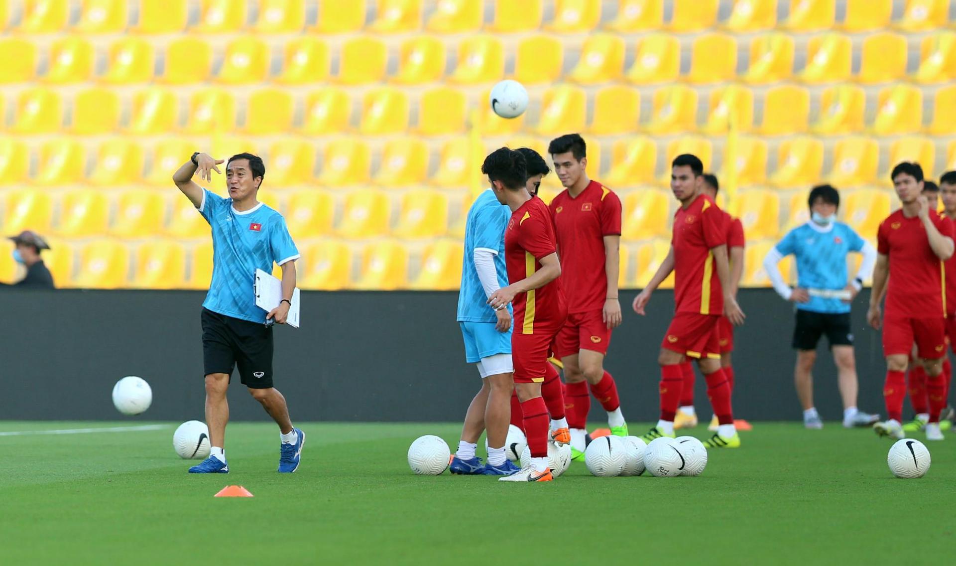 Người thay ông chỉ đạo các cầu thủ trong trận đấu sẽ là trợ lý số một Lee Young-jin (trái).