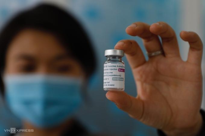 Việt Nam đang triển khai tiêm vaccine cho lực lượng tuyến đầu chống dịch. Ảnh: Hữu Khoa
