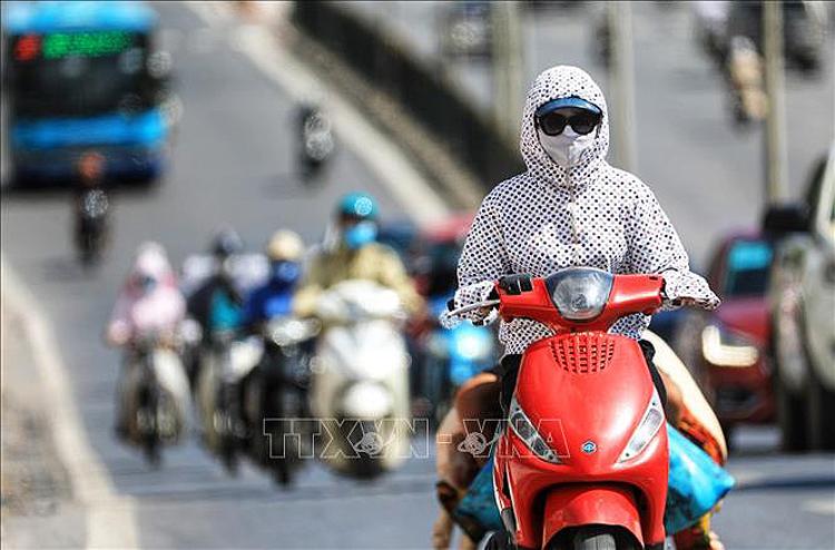 Người tham gia giao thông cần trang bị khẩu trang, áo chống nắng che kín người tránh tình trạng sốc nhiệt vì nắng nóng. 