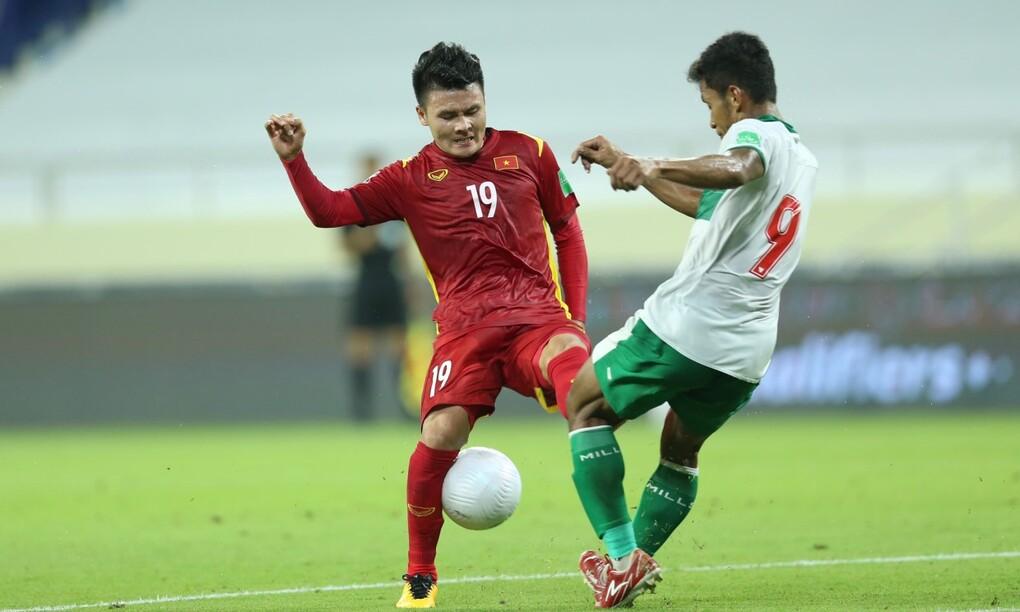 Quang Hải tranh chấp với cầu thủ Indonesia ở trận đấu tối 7/6 trên sân Al-Maktoum.