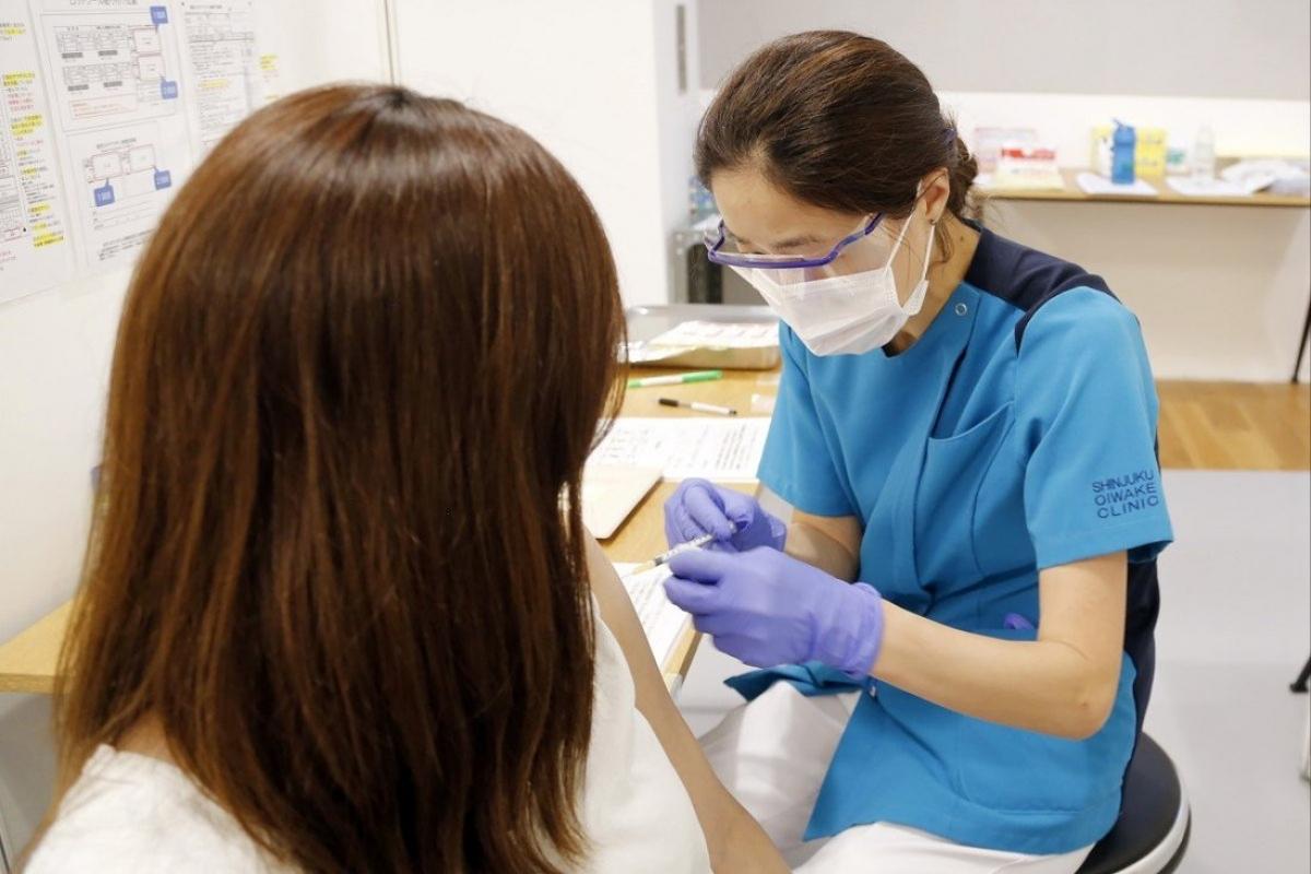 Một nhân viên y tế Nhật Bản đang tiêm vaccine Covid-19. Ảnh: AP