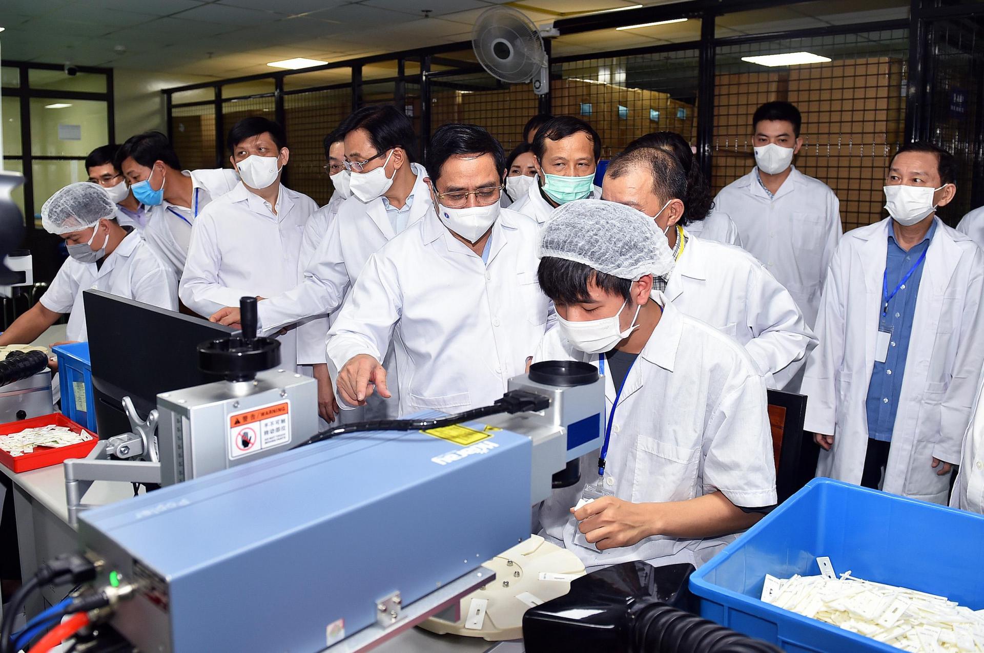 Thủ tướng đã tới thăm và làm việc tại Công ty Medicon (xã An Khánh, huyện Hoài Đức, Hà Nội) - chuyên sản xuất test thử (xét nghiệm nhanh) phục vụ các nhu cầu y học -Ảnh: VGP