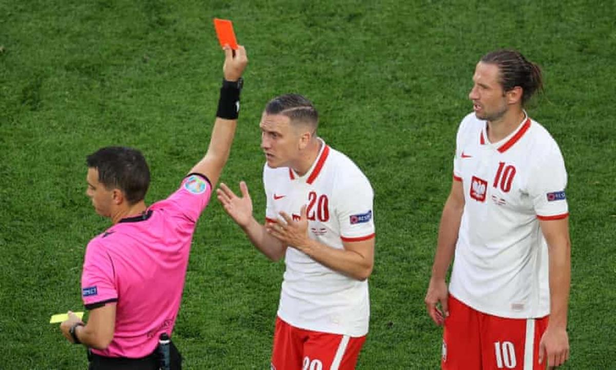 Krychowiak (số 10) là cầu thủ đầu tiên nhận thẻ đỏ tại EURO 2021. (Ảnh: Getty)