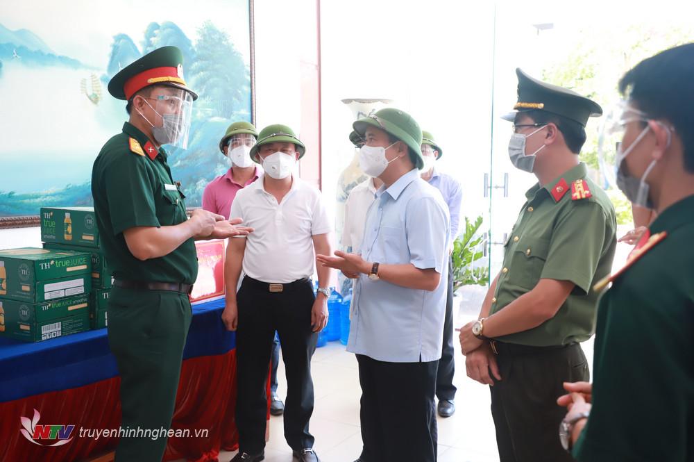 Bí thư Tỉnh ủy Thái Thanh Quý trao đổi với chỉ huy lực lượng làm nhiệm vụ cách ly tại khách sạn Quyết Thành.